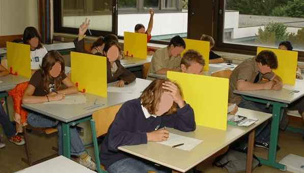 Sichtschutz auf Schultischen im Klassenzimmer