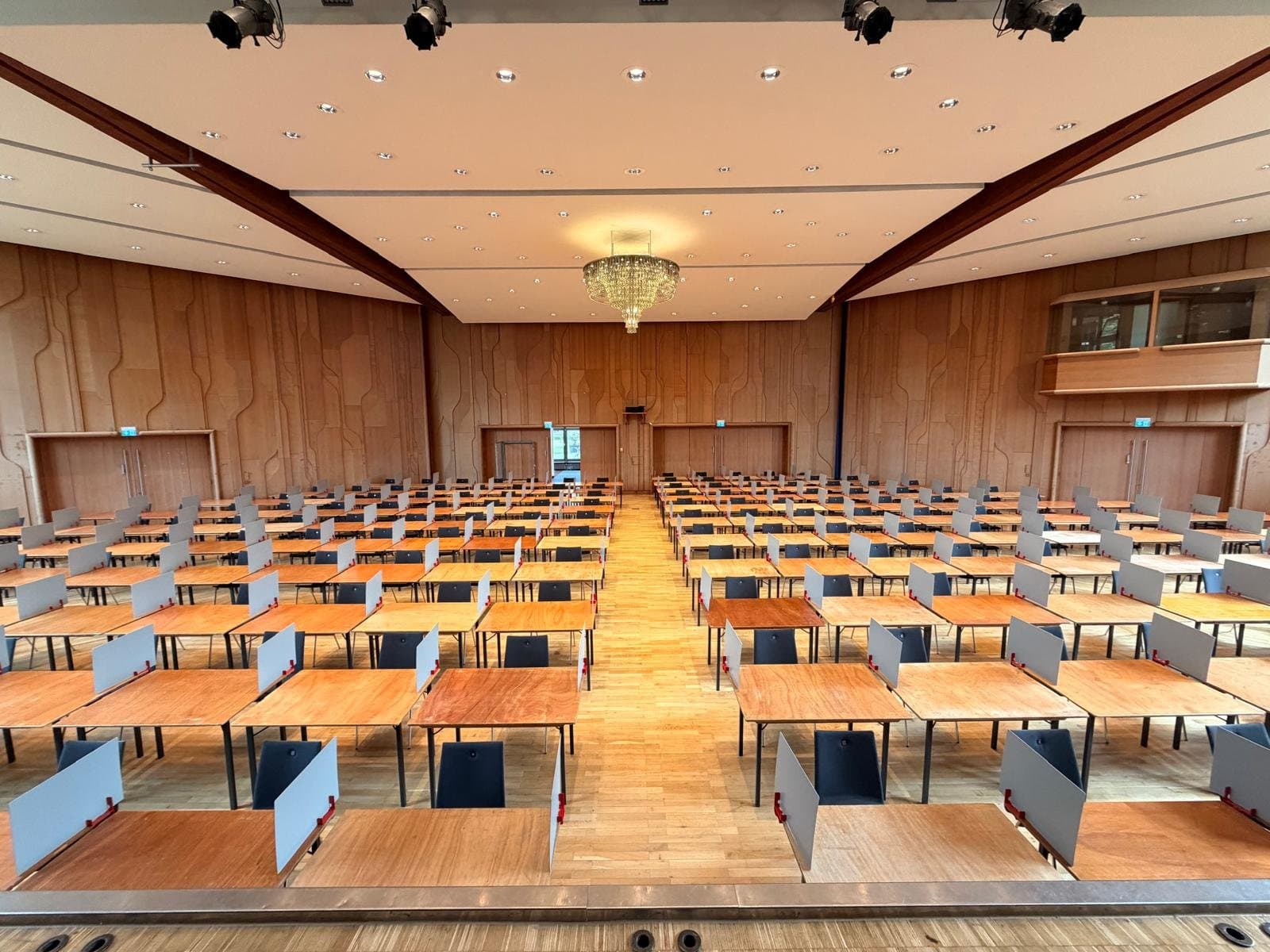 Prüfungssaal im Kurhaus Bad Krozingen, alle Tische mit Pultteilern ausgestattet